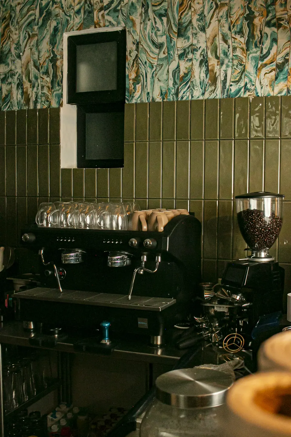 Barra de café con máquina de espresso y molino
