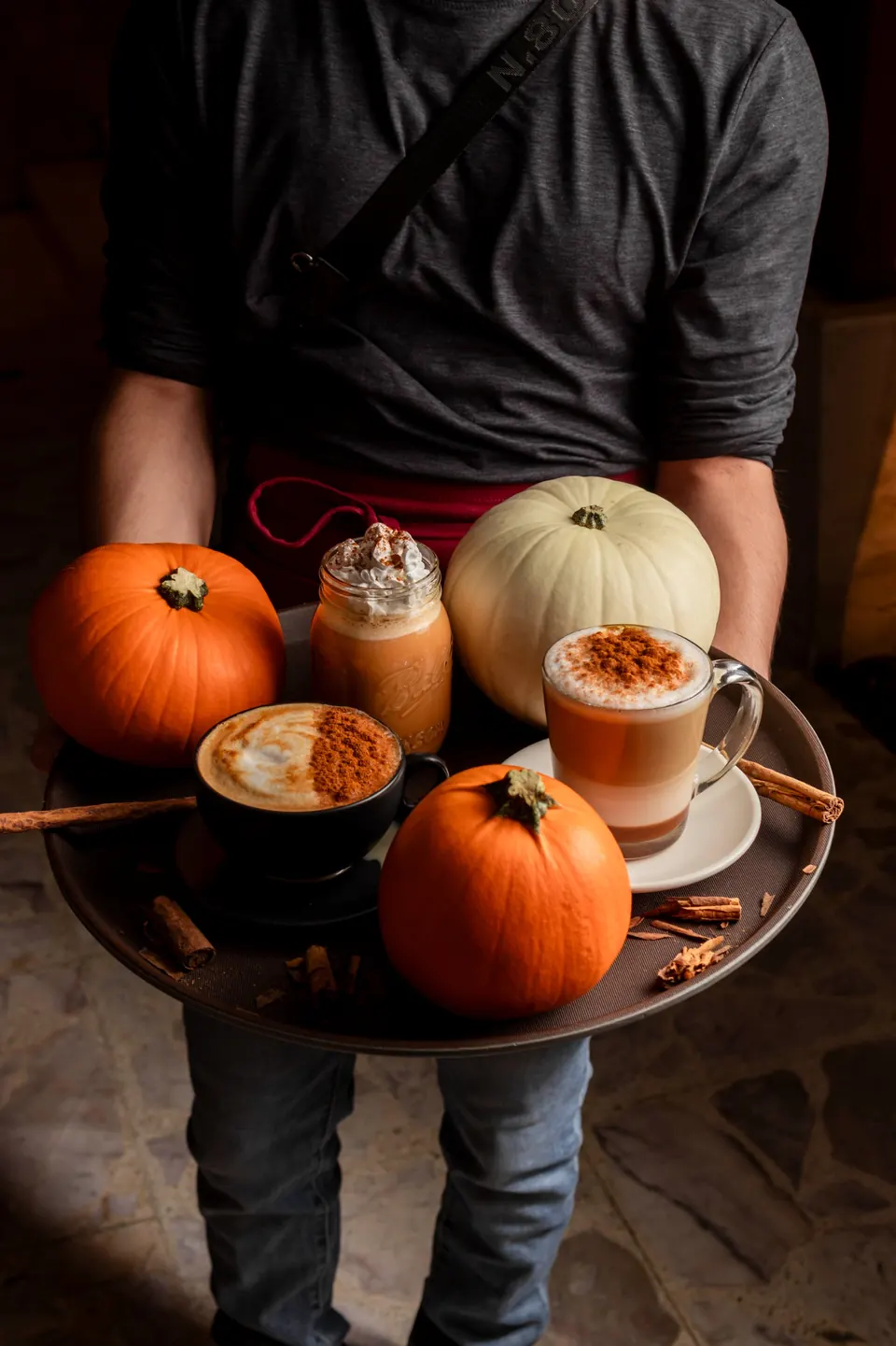 Charola con bebidas de calabaza y calabazas